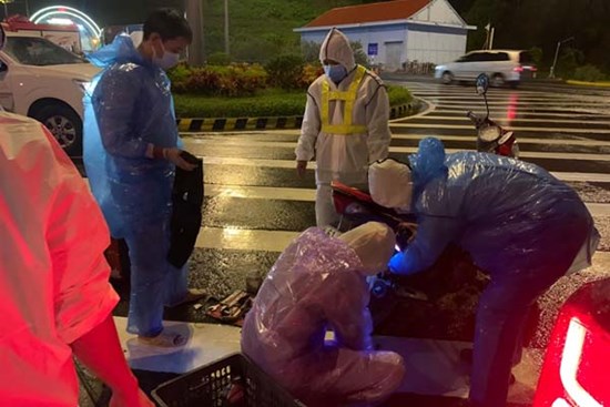 Những đội cứu hộ thầm lặng lách qua khe cửa tử thần mang mạng sống trở lại giữa đêm đen