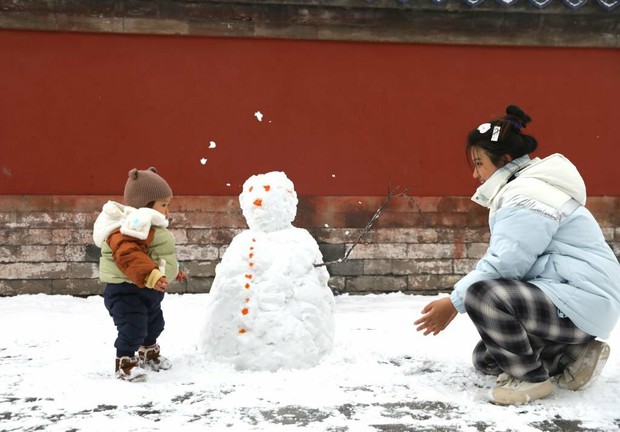 Trung Quốc: Tuyết đầu mùa bao phủ tạo nên cảnh tượng đẹp đến nao lòng tại Tử Cấm Thành-5