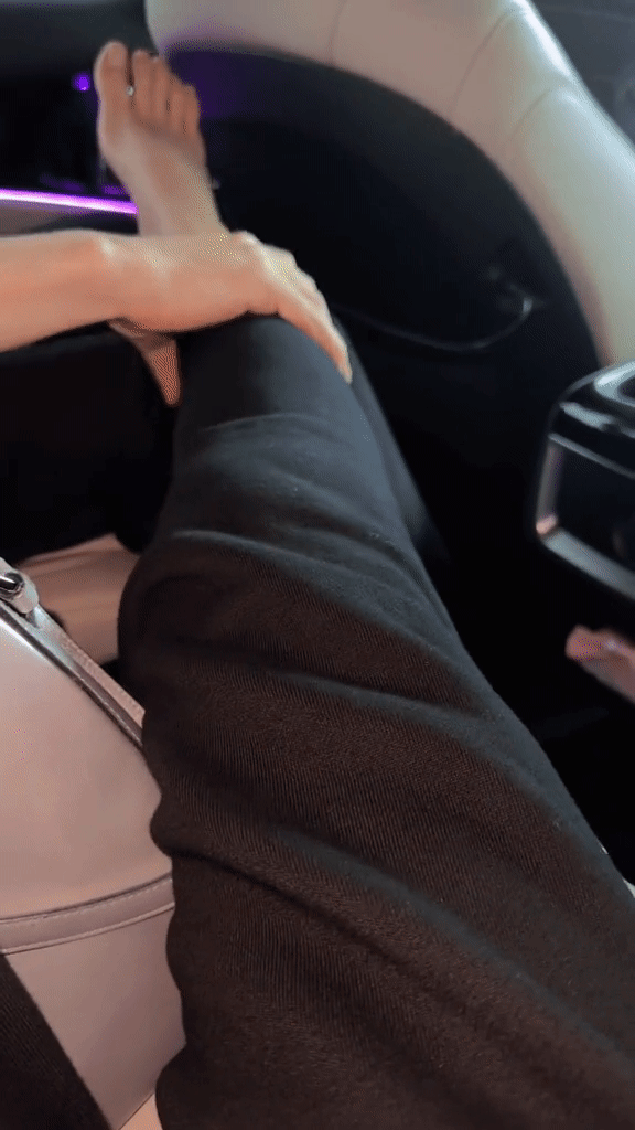 Huyền Baby quay lén chồng đại gia đang bóp chân cho vợ, phản ứng của nam doanh nhân khiến netizen thích thú-3