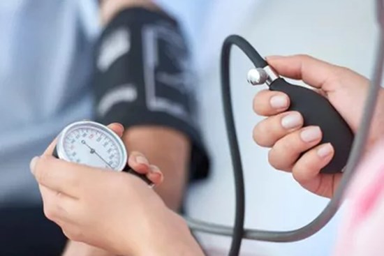 Nam thanh niên nhồi máu não, liệt nửa người chỉ vì một thói xấu trước khi đi ngủ nhiều người vẫn ưa làm