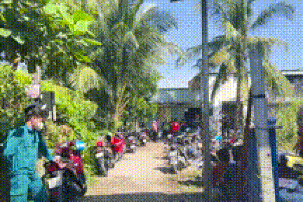 Khoảnh khắc tòa tháp khổng lồ đổ sập xuống dòng người đang tham gia lễ hội-1