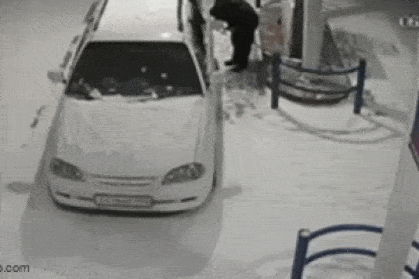 Tài xế phát hiện người đàn ông lạ chết bất thường trong ô tô của mình-2