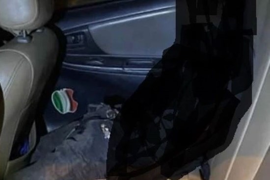 Tài xế phát hiện người đàn ông lạ chết bất thường trong ô tô của mình