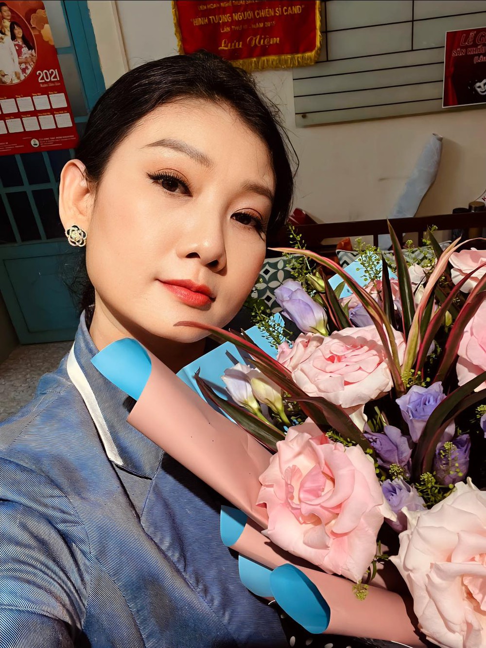 NSND là nữ giám đốc nhà hát kịch, U50 không lấy chồng, sinh con, bán nhà, bán xe vì sân khấu-1