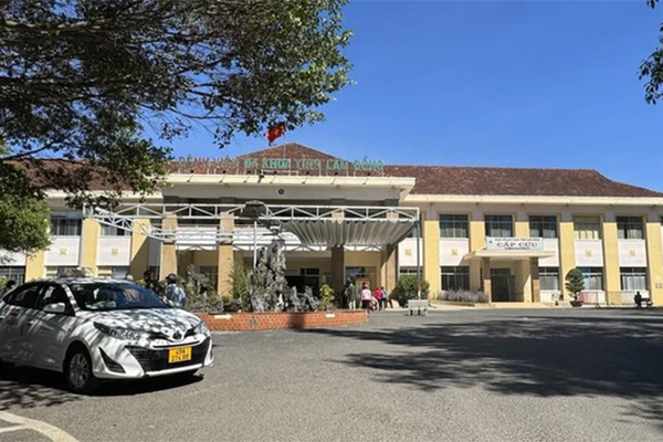 Tông vào đuôi xe container đỗ ven đường, một người tử vong tại chỗ-3