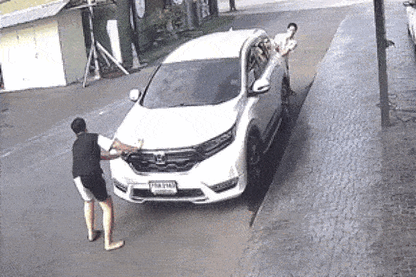 Dân mạng cười bò trước cảnh 2 người đàn ông cùng đẩy chiếc ô tô