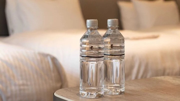 Tại sao sau khi nhận phòng khách sạn nên ném chai nước vào gầm giường?-1