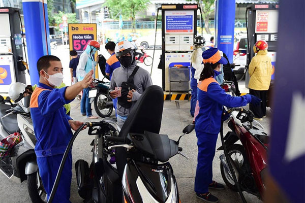 Giá xăng dầu lao dốc, xăng RON95 rời mốc 22.000 đồng/lít-2