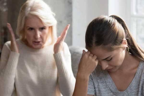 Vợ trẻ đẹp bỗng bị khiếm thị và điếc, thầy giáo dạy toán một lòng chăm sóc suốt 16 năm-11