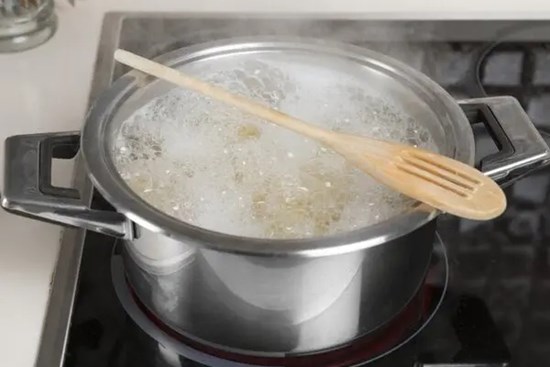 Đặt ngang chiếc thìa gỗ trên nồi đang sôi có tác dụng gì?