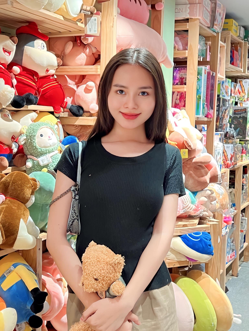 Chàng trai An Giang 3 tuổi thích mặc váy, làm công nhân kiếm tiền chuyển giới, xúc động khi bố khen xinh-3