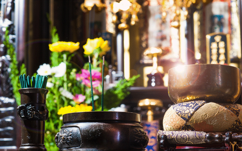 Sự thật việc cắm hoa cúc trên bàn thờ khiến tiêu tán tài lộc-3