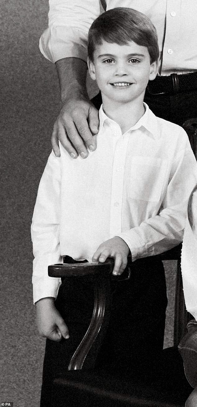 Người hâm mộ tinh mắt phát hiện chi tiết gây sốc trong bức ảnh thiệp Giáng sinh của nhà William - Kate, là lỗi photoshop hay hành động vô tình?-2