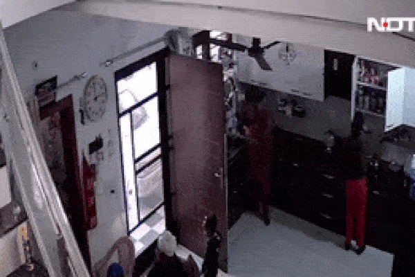 Nắp cống bất ngờ phát nổ hàng loạt, người đi đường thoát nạn trong gang tấc-1