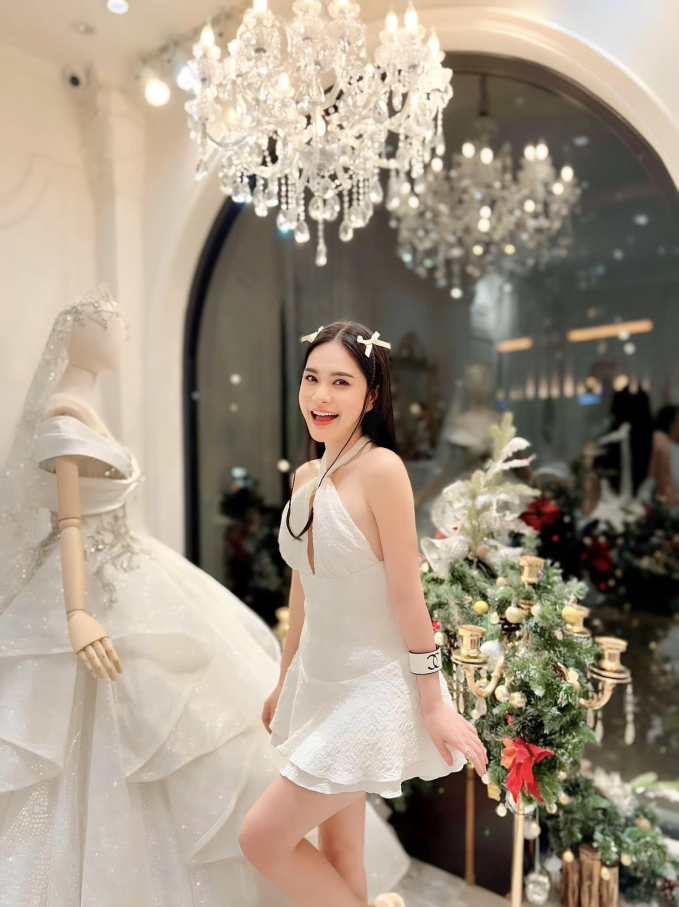 Đại gia quận 7 Đoàn Di Băng flex biệt thự 22 tỷ mùa Noel: Giăng đèn sáng rực góc phố, góc sống ảo nào cũng lung linh-1