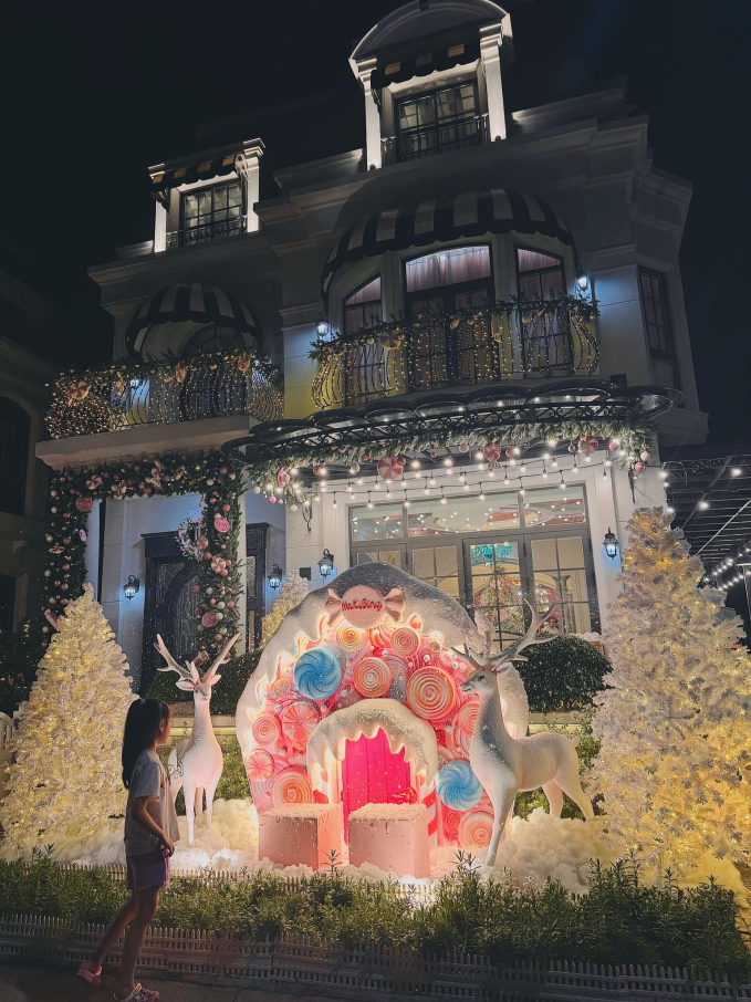 Đại gia quận 7 Đoàn Di Băng flex biệt thự 22 tỷ mùa Noel: Giăng đèn sáng rực góc phố, góc sống ảo nào cũng lung linh-3