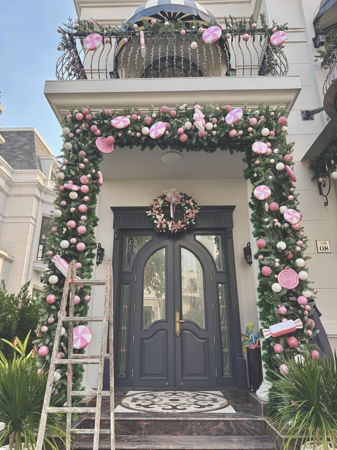 Đại gia quận 7 Đoàn Di Băng flex biệt thự 22 tỷ mùa Noel: Giăng đèn sáng rực góc phố, góc sống ảo nào cũng lung linh-4