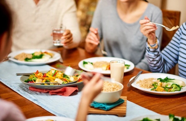Dịp lễ Tết cận kề, chuyên gia điểm mặt” 5 thói xấu trong bữa ăn gây tổn hại sức khỏe và chỉ cách ăn đúng-1