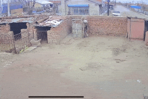 Clip: Ô tô mất lái đâm sập tường rồi lao thẳng vào sân nhà dân