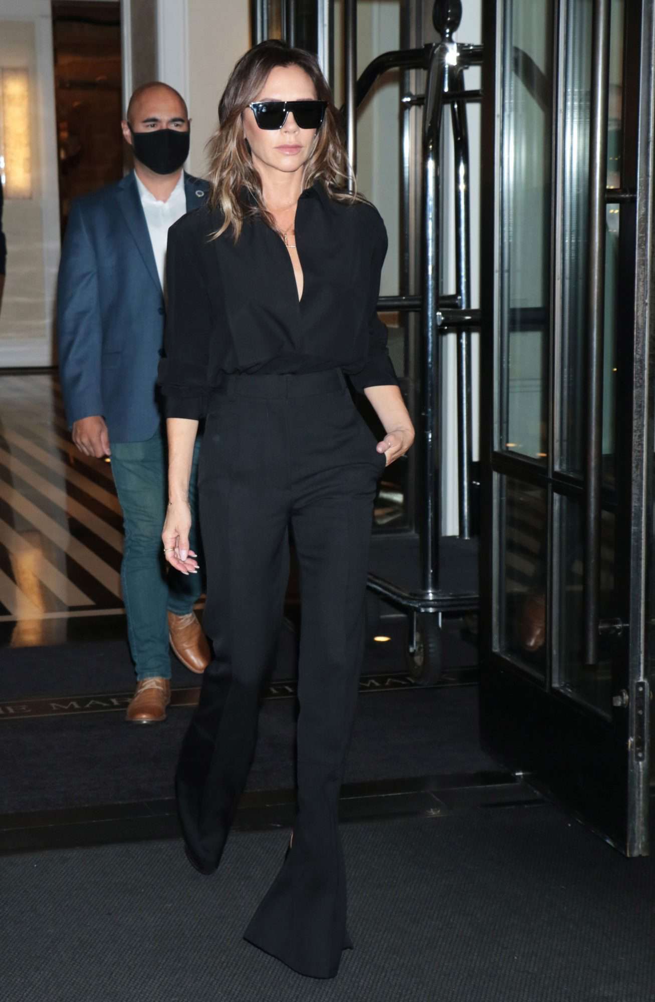 Tham khảo Victoria Beckham 10 cách mặc trang phục màu đen sang trọng, tôn dáng tối ưu-1