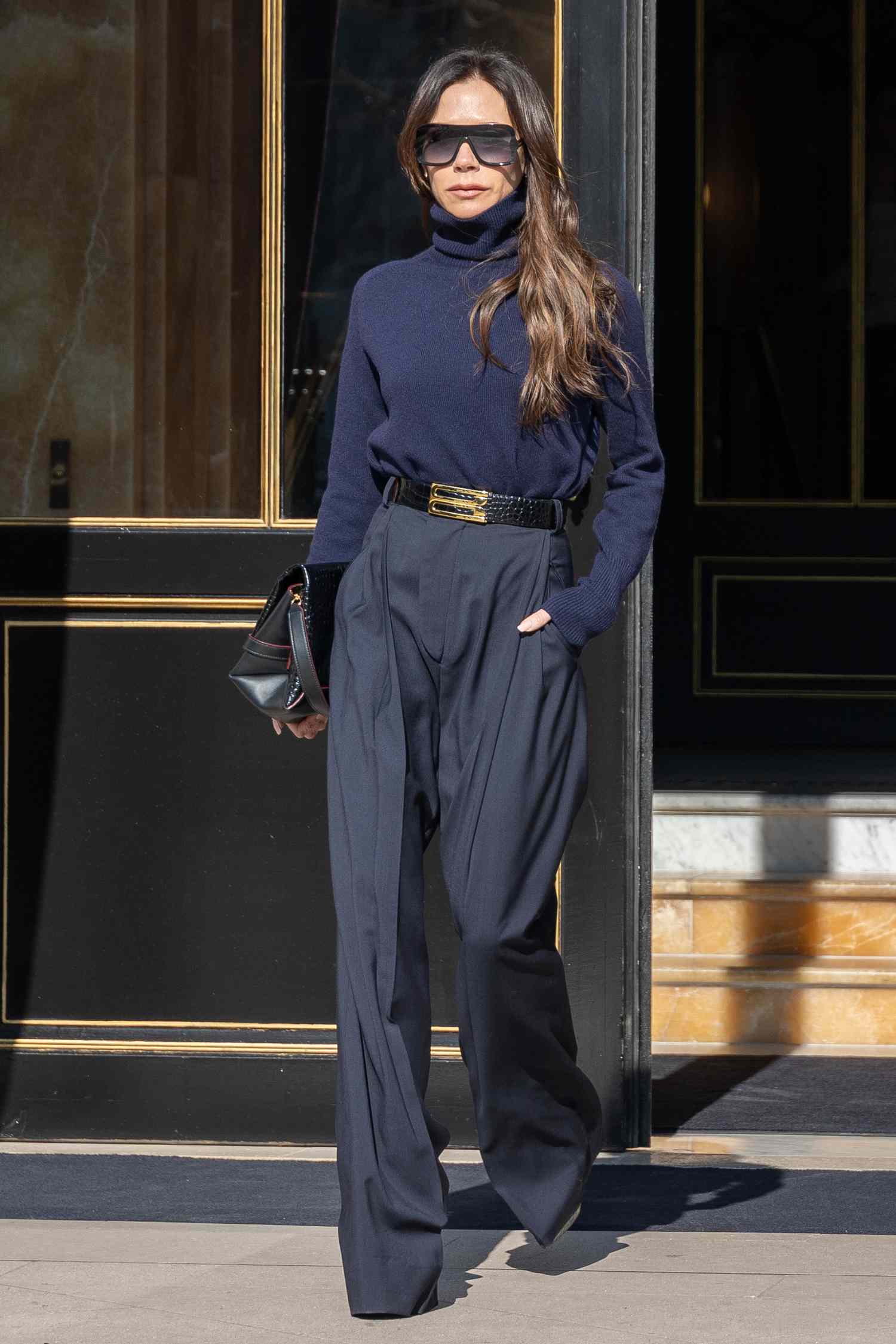 Tham khảo Victoria Beckham 10 cách mặc trang phục màu đen sang trọng, tôn dáng tối ưu-4