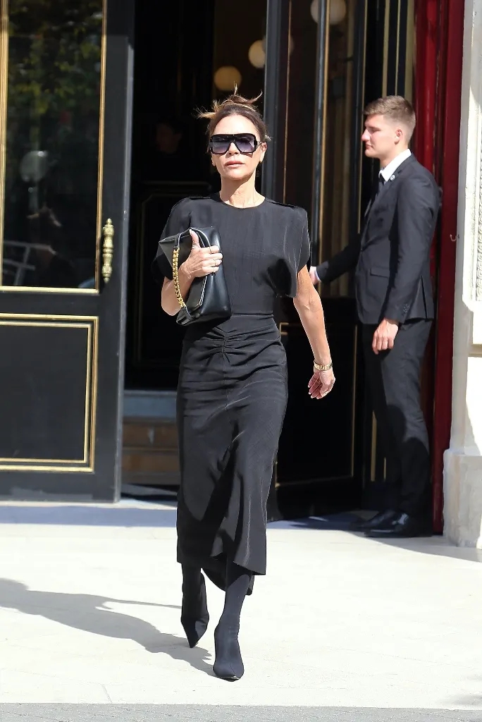 Tham khảo Victoria Beckham 10 cách mặc trang phục màu đen sang trọng, tôn dáng tối ưu-7