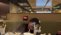 Đang ăn lẩu vui vẻ, chàng trai gặp sự cố khiến đám bạn thót tim, nhân viên phải lao tới giúp đỡ-1