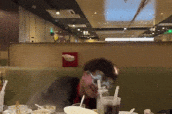 Đang ăn lẩu, cô gái sốc nặng khi nhìn thấy thứ bên trong nồi-1