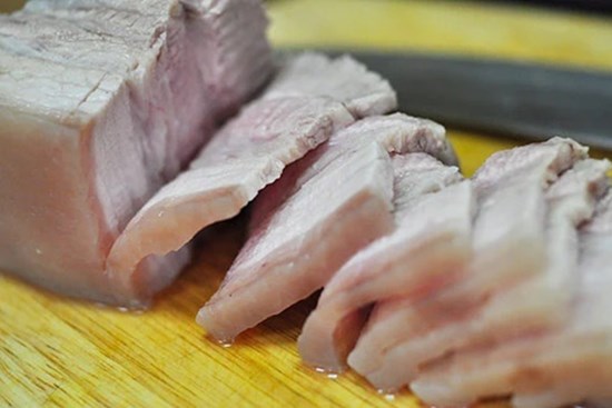 1 kiểu dùng thớt dễ gây nhiễm khuẩn chéo, ngộ độc thực phẩm nhưng nhiều người vẫn bỏ qua