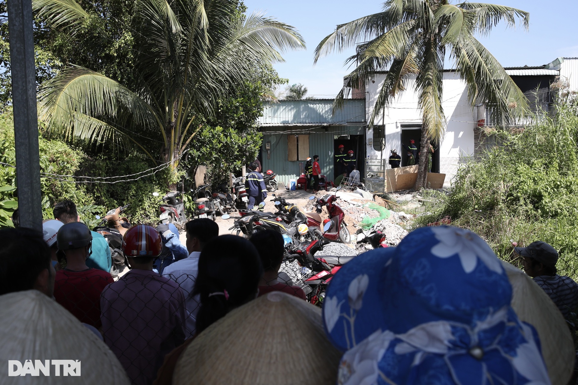 Hiện trường vụ 3 bố con tử vong trên sông Bắc Hưng Hải ở Hưng Yên-3