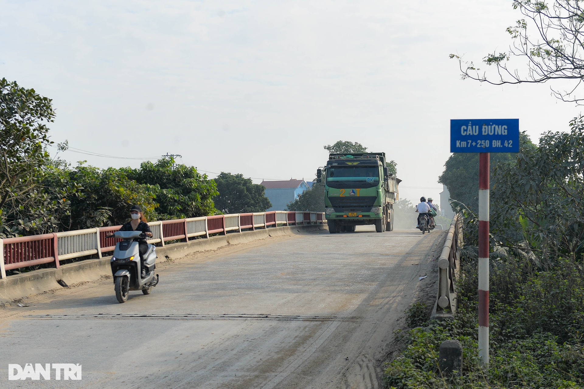 Hiện trường vụ 3 bố con tử vong trên sông Bắc Hưng Hải ở Hưng Yên-5