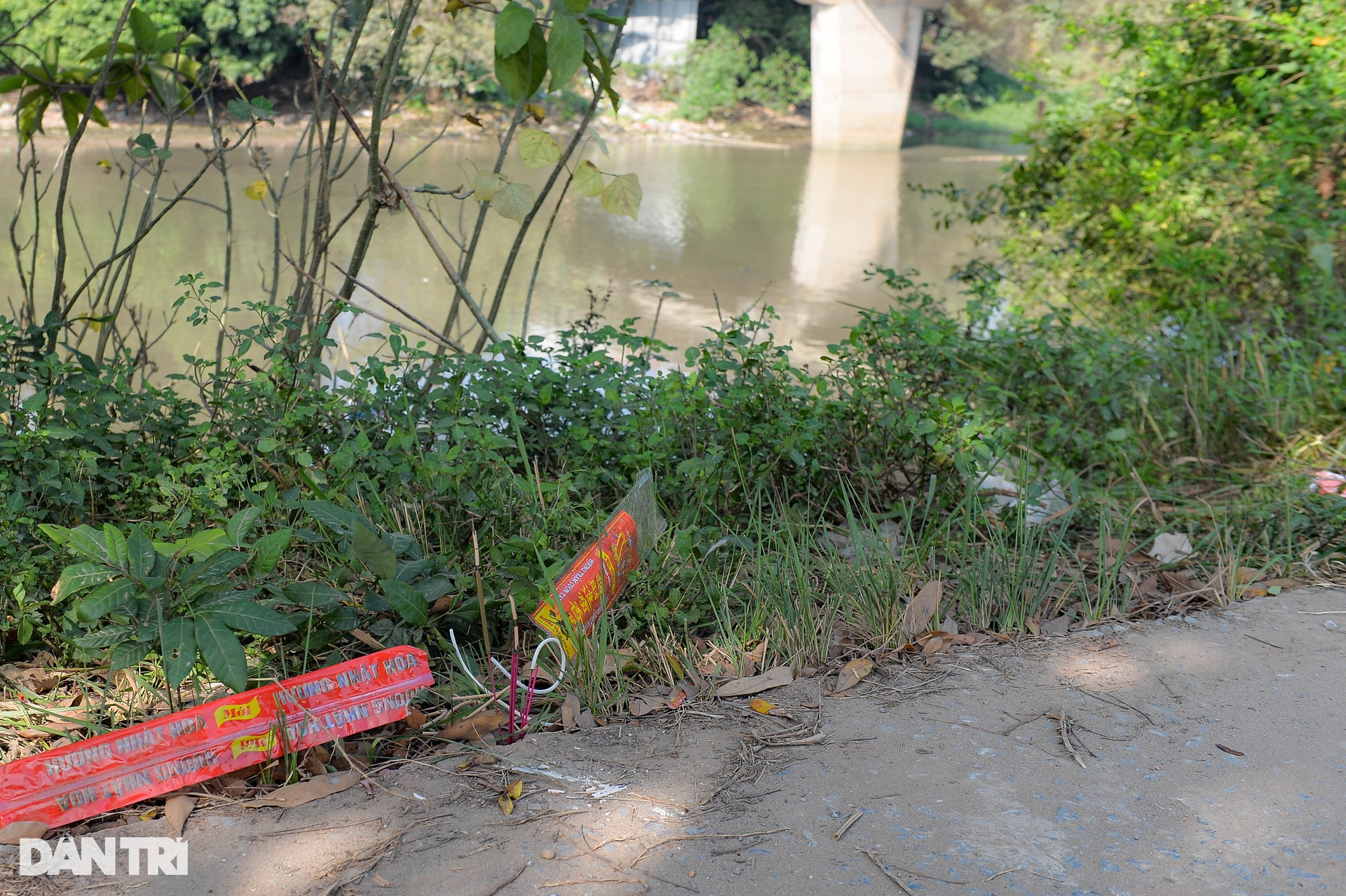 Hiện trường vụ 3 bố con tử vong trên sông Bắc Hưng Hải ở Hưng Yên-10