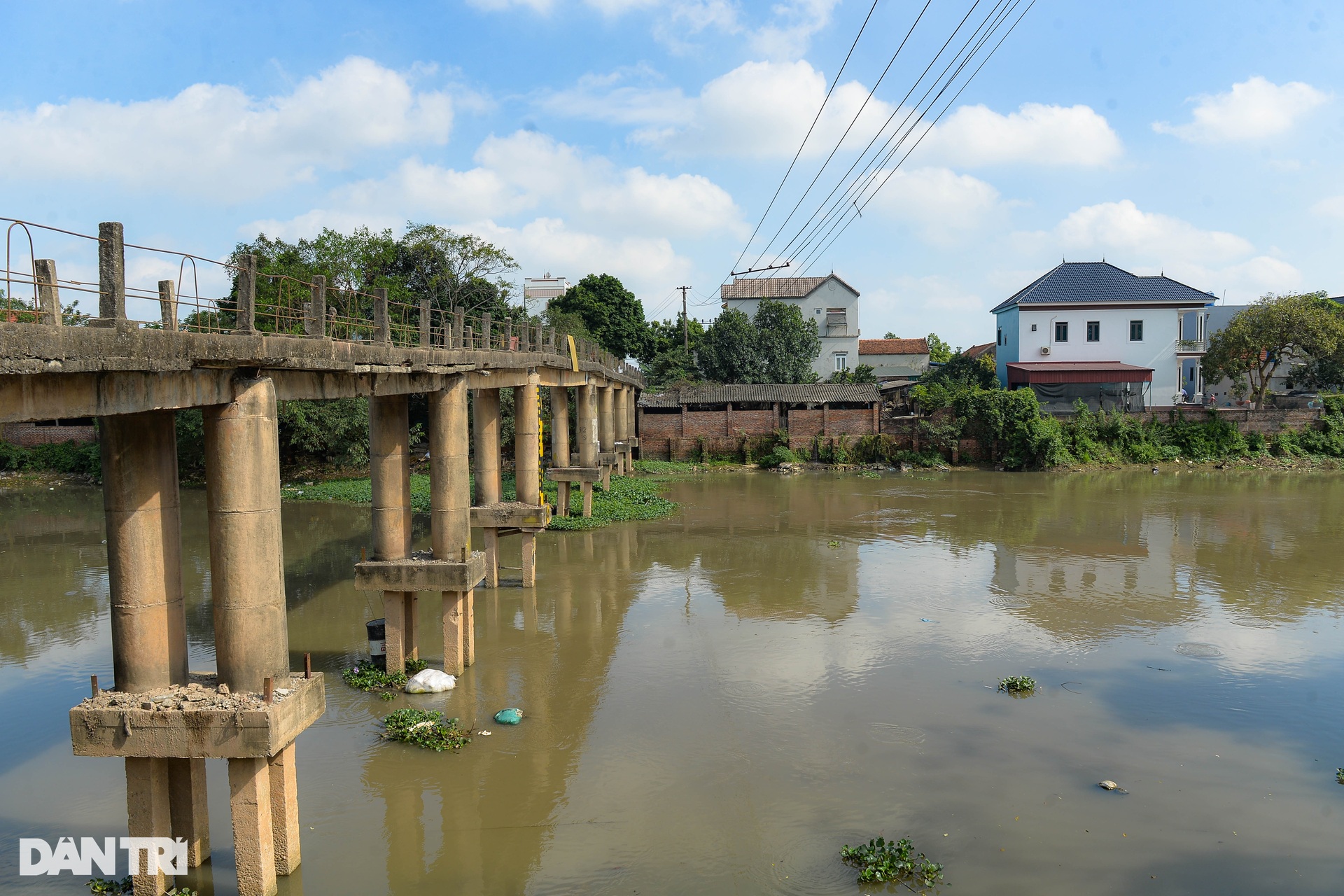 Hiện trường vụ 3 bố con tử vong trên sông Bắc Hưng Hải ở Hưng Yên-12