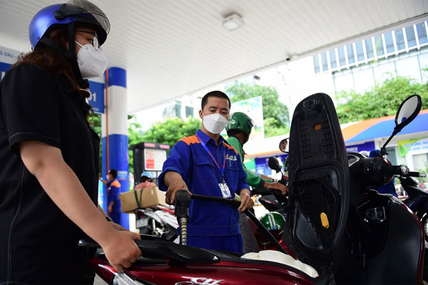 Giá xăng dầu lao dốc, xăng RON95 rời mốc 22.000 đồng/lít-1