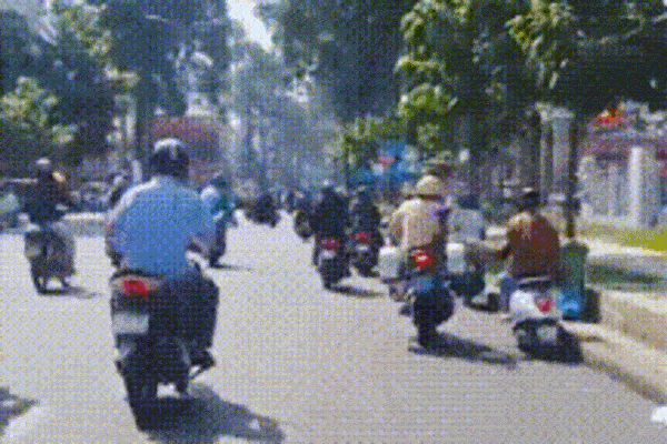 Tạm đình chỉ công tác CSGT dùng chân đạp xe máy của thanh niên-2