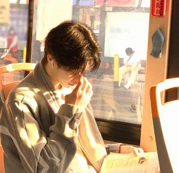 Chàng trai 22 tuổi vừa ngủ dậy đã điếc đột ngột vì thói quen người trẻ nào cũng từng làm-1