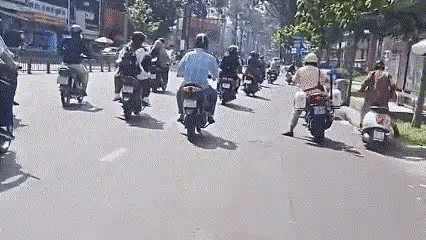 Tạm đình chỉ công tác CSGT dùng chân đạp xe máy của thanh niên-1