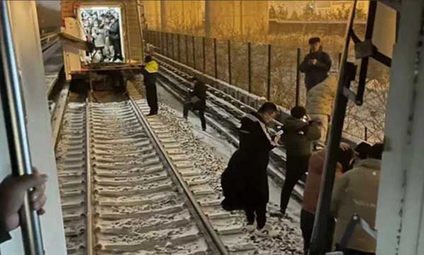 Tàu điện ngầm Bắc Kinh đứt toa giữa đường, 30 người bị thương-1