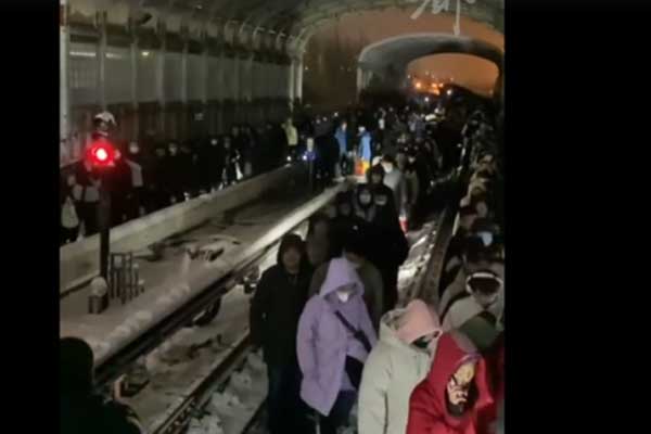 Tàu điện ngầm Bắc Kinh đứt toa giữa đường, 30 người bị thương-2