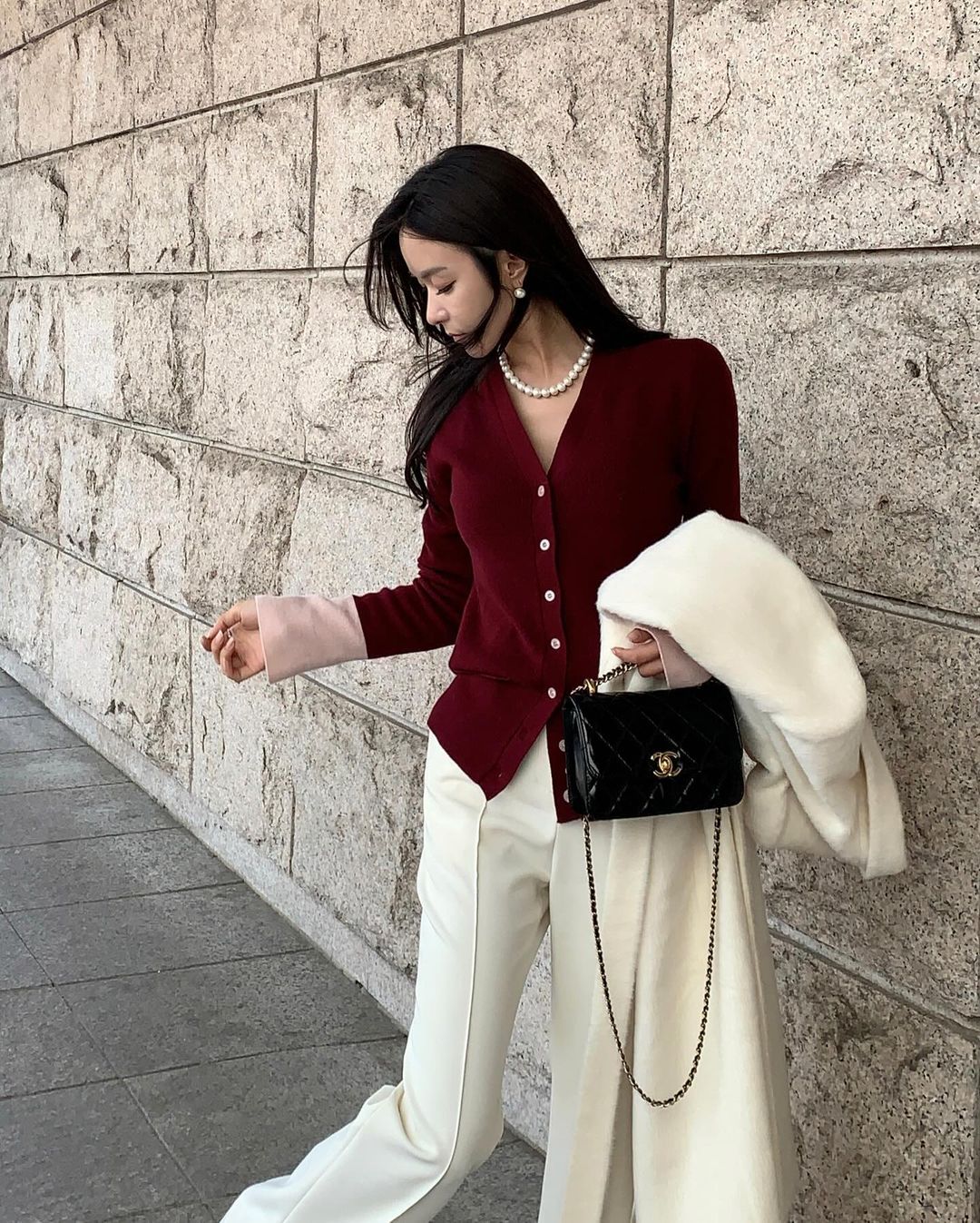 9 cách diện trang phục tông đỏ nổi bật cho mùa lễ hội cuối năm-3