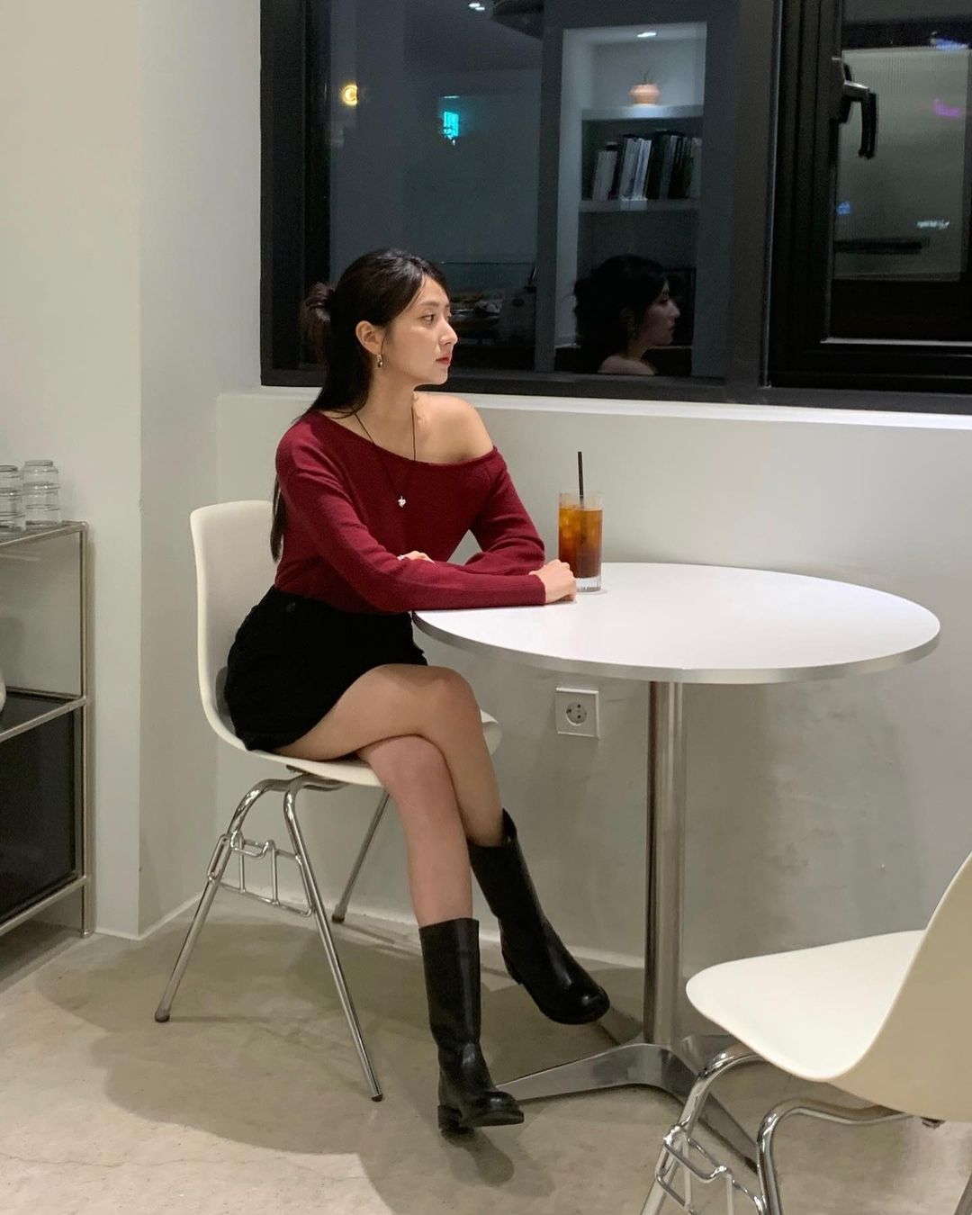 9 cách diện trang phục tông đỏ nổi bật cho mùa lễ hội cuối năm-4