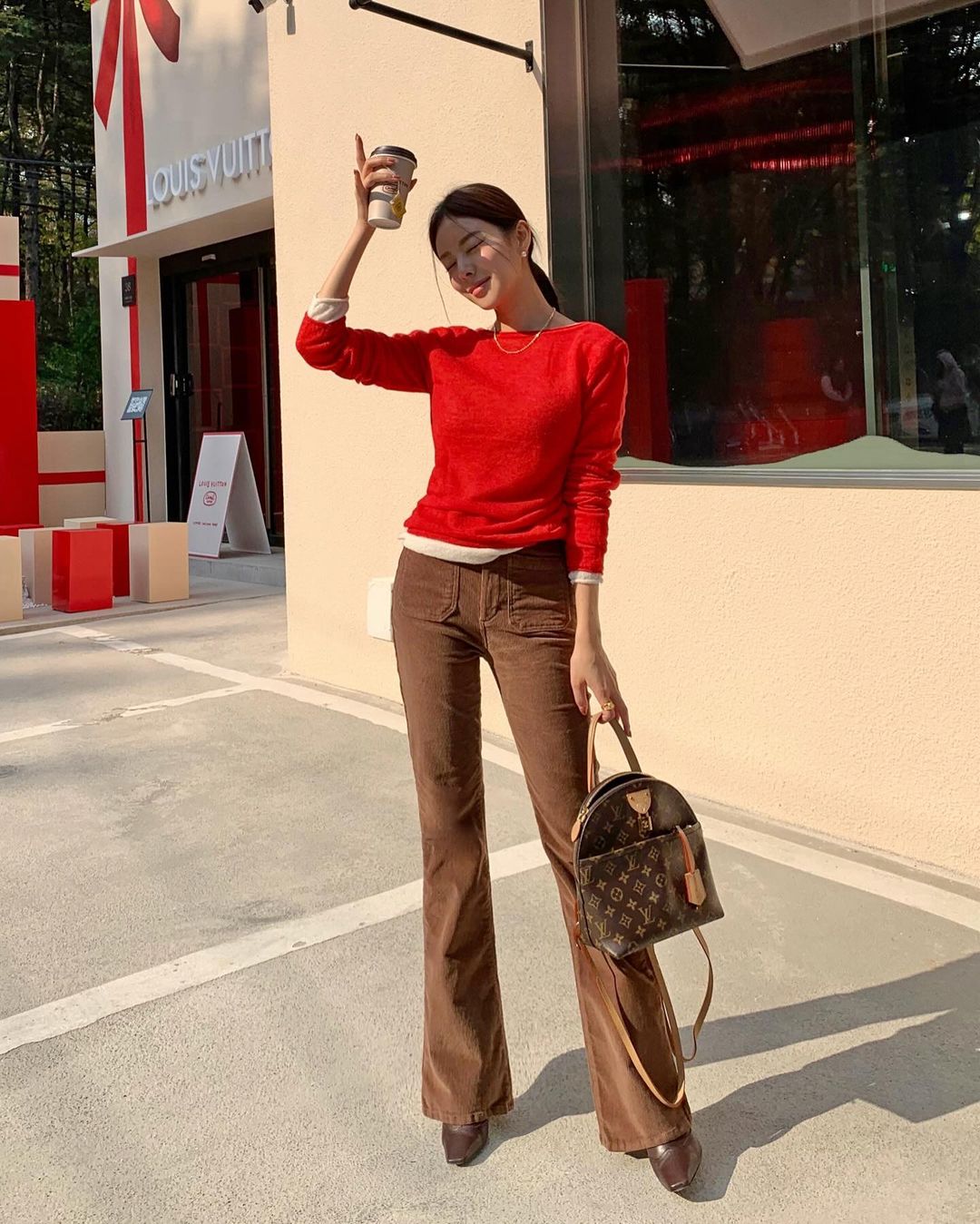 9 cách diện trang phục tông đỏ nổi bật cho mùa lễ hội cuối năm-6