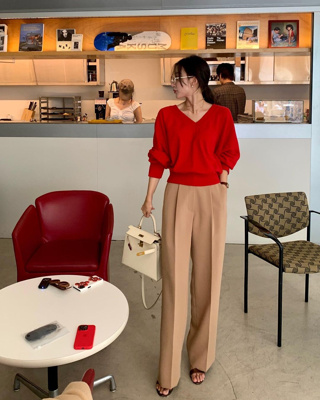 9 cách diện trang phục tông đỏ nổi bật cho mùa lễ hội cuối năm-7