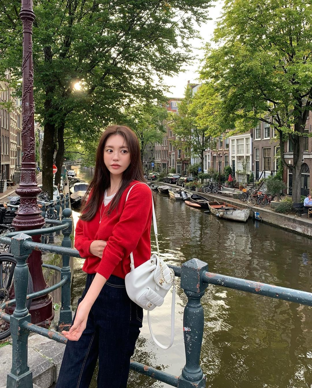 9 cách diện trang phục tông đỏ nổi bật cho mùa lễ hội cuối năm-8