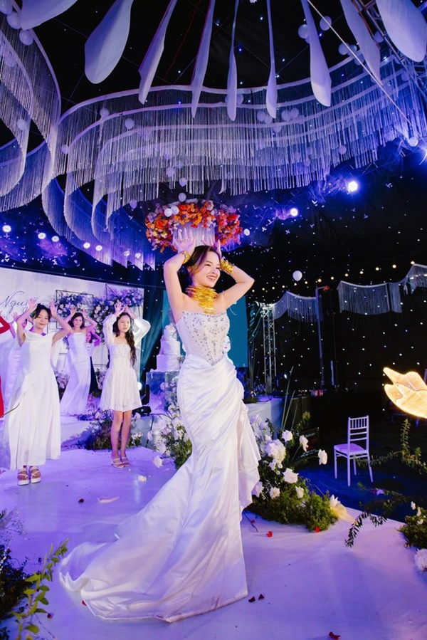 Cô dâu Bình Phước đeo 25 cây vàng lên sân khấu làm điều chưa từng, cả hôn trường náo loạn”-2