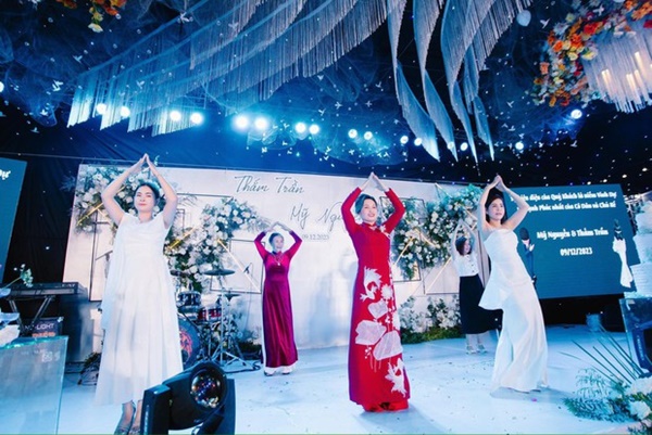 Cô dâu Bình Phước đeo 25 cây vàng lên sân khấu làm điều chưa từng, cả hôn trường náo loạn”-3