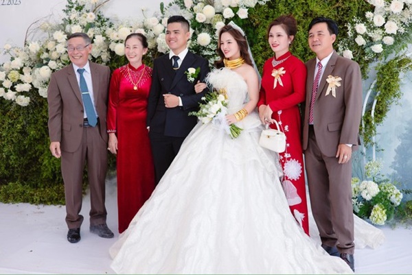 Cô dâu Bình Phước đeo 25 cây vàng lên sân khấu làm điều chưa từng, cả hôn trường náo loạn”-5