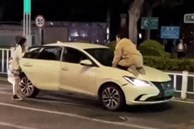 Clip: Đôi nam nữ chặn xe ô tô, đòi tài xế trả lại điện thoại để quên