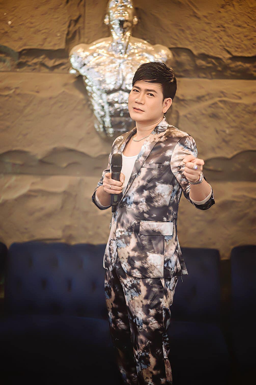 Nam ca sĩ Việt nổi danh một thời, tổ chức đám cưới sau 11 năm chung sống, có 5 con là ai?-1