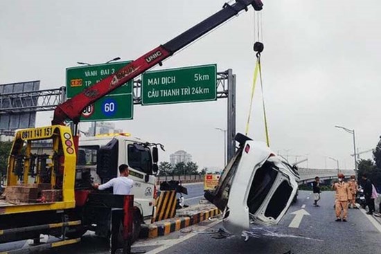 Hà Nội: Tài xế ô tô buồn ngủ, tông hai xe máy rồi lật ngửa ở đường Vành đai 3 trên cao